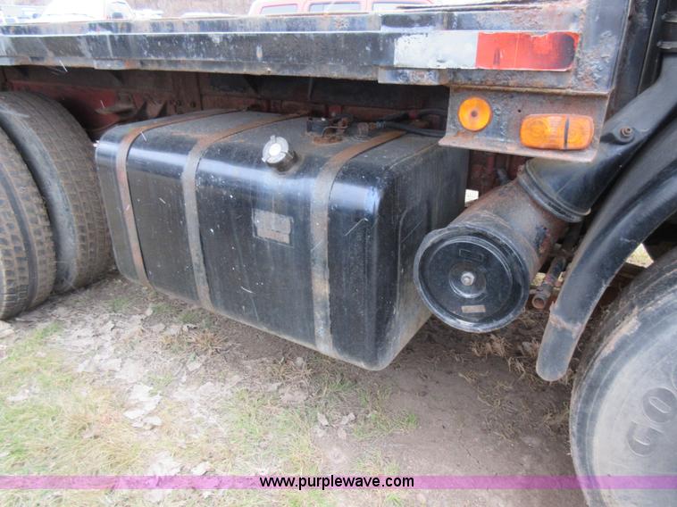 image for item K5496 1986 Mack flatbed truck