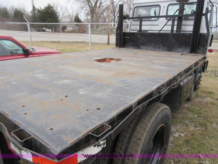 image for item K5496 1986 Mack flatbed truck