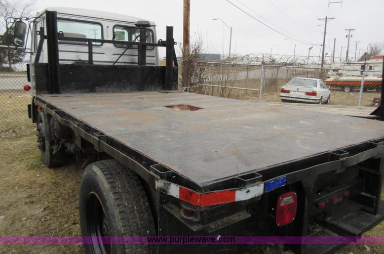 image for item K5496 1986 Mack flatbed truck