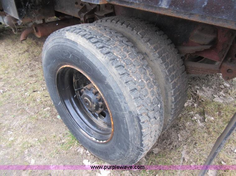 image for item K5496 1986 Mack flatbed truck