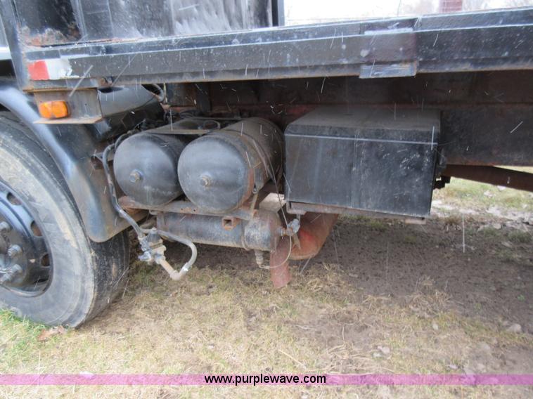 image for item K5496 1986 Mack flatbed truck