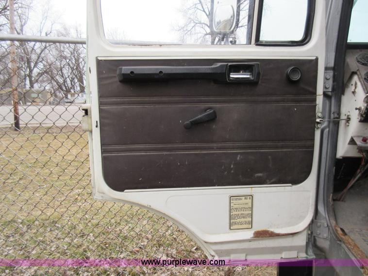 image for item K5496 1986 Mack flatbed truck