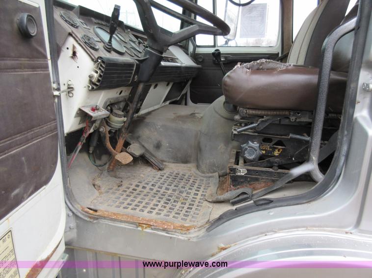 image for item K5496 1986 Mack flatbed truck