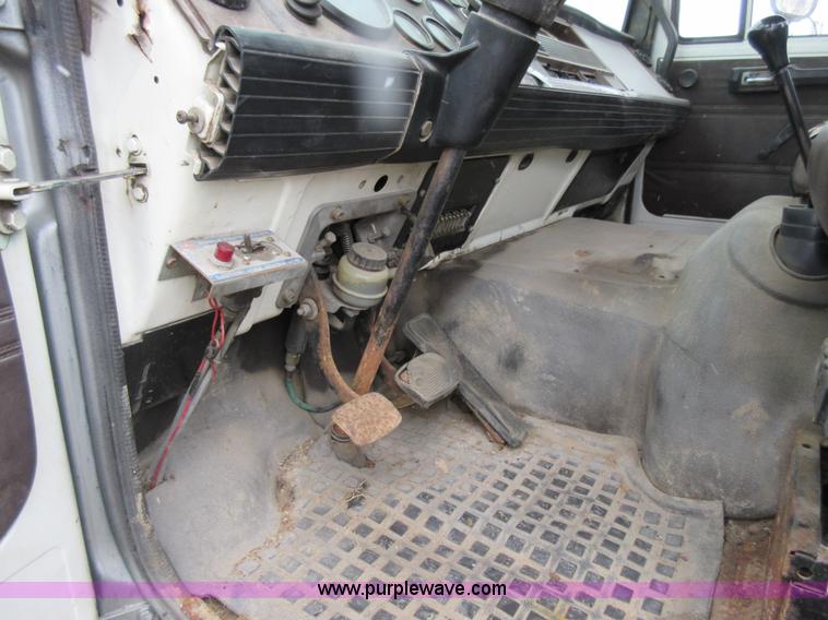 image for item K5496 1986 Mack flatbed truck