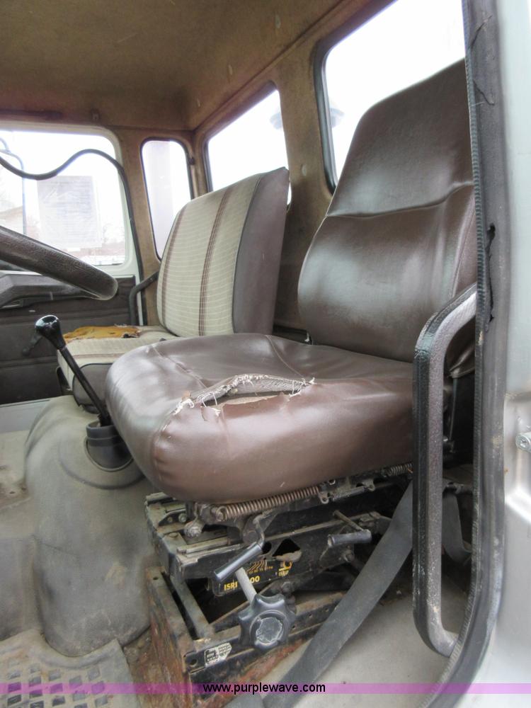 image for item K5496 1986 Mack flatbed truck