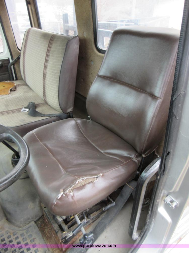 image for item K5496 1986 Mack flatbed truck