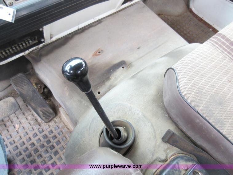 image for item K5496 1986 Mack flatbed truck