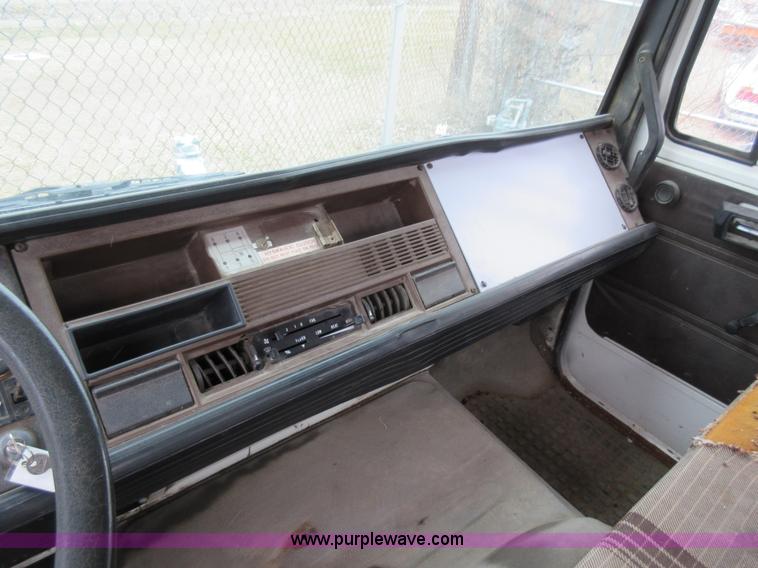 image for item K5496 1986 Mack flatbed truck