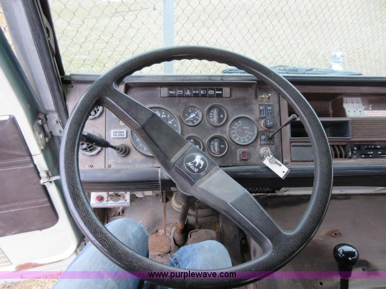 image for item K5496 1986 Mack flatbed truck