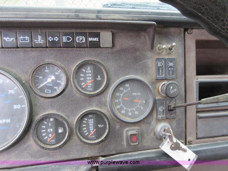 image for item K5496 1986 Mack flatbed truck