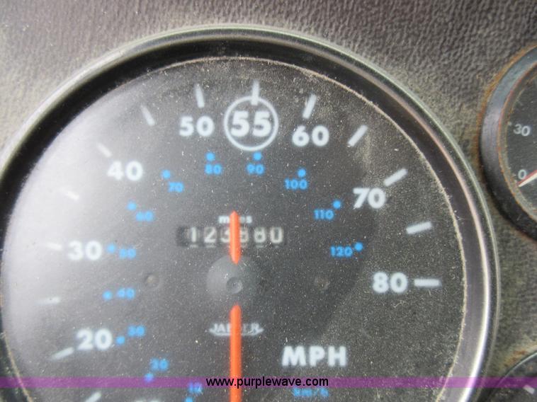 image for item K5496 1986 Mack flatbed truck