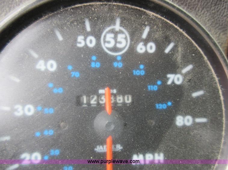 image for item K5496 1986 Mack flatbed truck