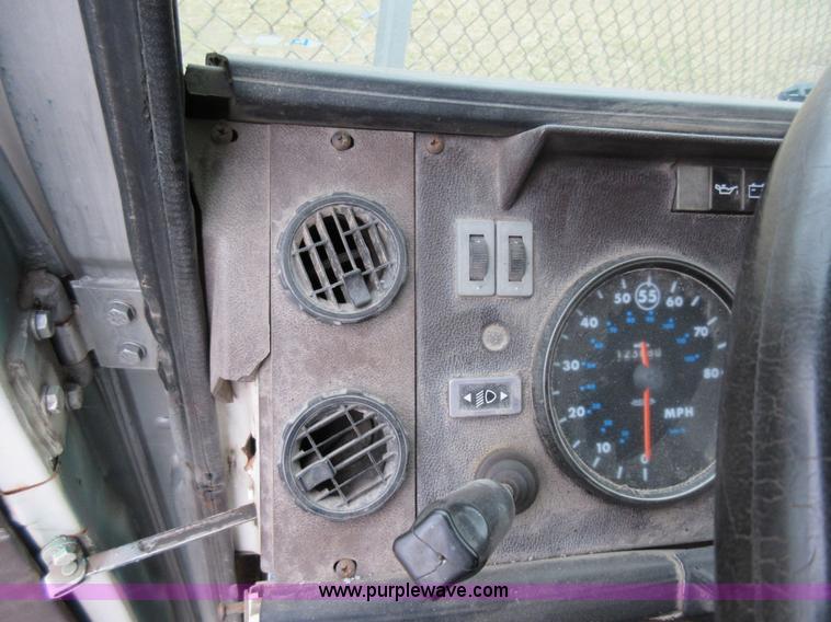 image for item K5496 1986 Mack flatbed truck