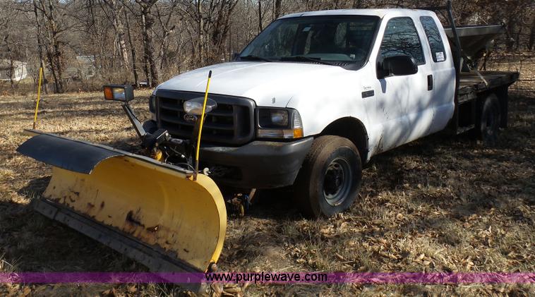 image for item K7609 2003 Ford F250 Super Duty SuperCab flatbed pickup truck