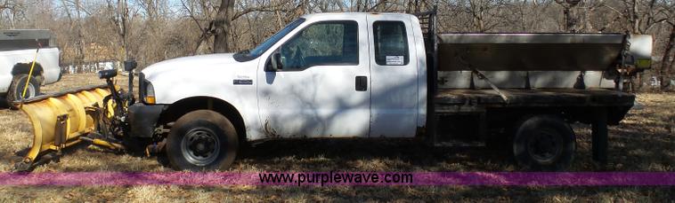 image for item K7609 2003 Ford F250 Super Duty SuperCab flatbed pickup truck