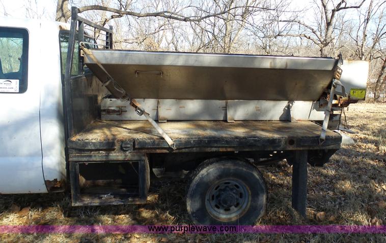 image for item K7609 2003 Ford F250 Super Duty SuperCab flatbed pickup truck