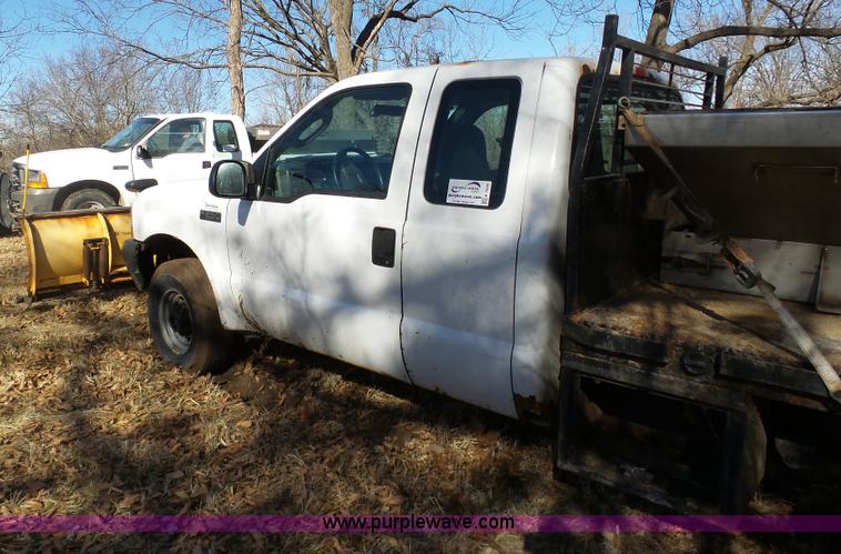 image for item K7609 2003 Ford F250 Super Duty SuperCab flatbed pickup truck
