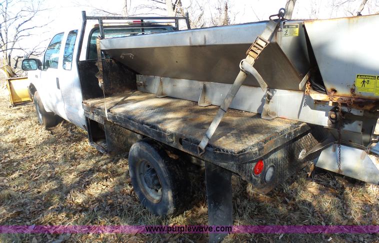 image for item K7609 2003 Ford F250 Super Duty SuperCab flatbed pickup truck