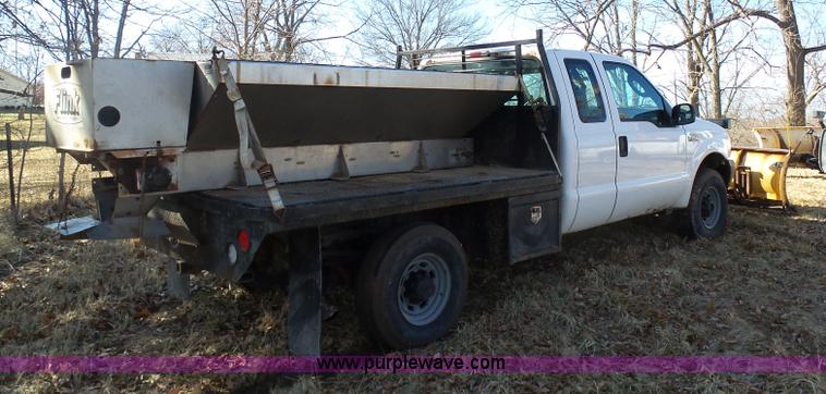 image for item K7609 2003 Ford F250 Super Duty SuperCab flatbed pickup truck
