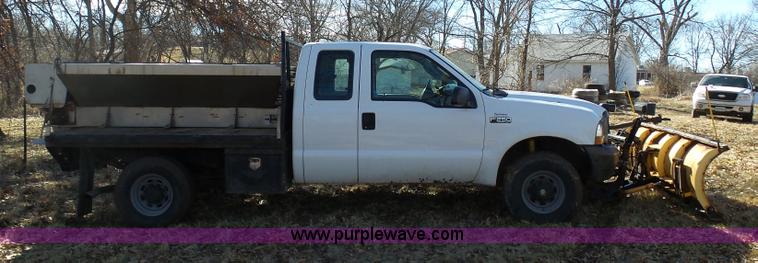 image for item K7609 2003 Ford F250 Super Duty SuperCab flatbed pickup truck