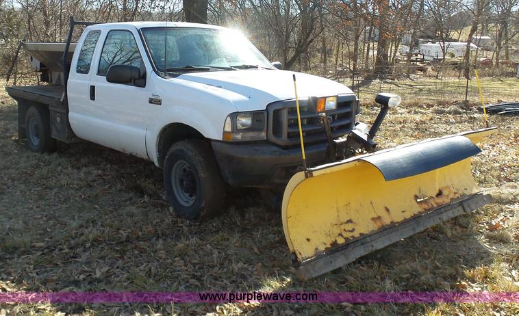 image for item K7609 2003 Ford F250 Super Duty SuperCab flatbed pickup truck