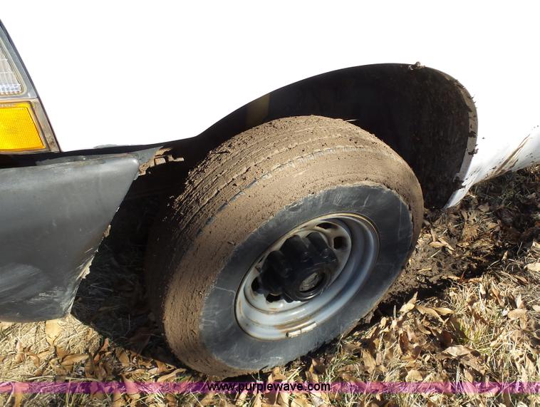 image for item K7609 2003 Ford F250 Super Duty SuperCab flatbed pickup truck