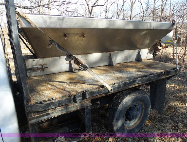 image for item K7609 2003 Ford F250 Super Duty SuperCab flatbed pickup truck