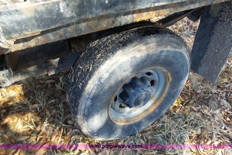 image for item K7609 2003 Ford F250 Super Duty SuperCab flatbed pickup truck