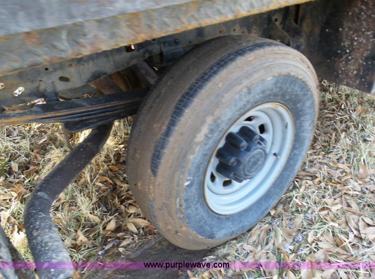 image for item K7609 2003 Ford F250 Super Duty SuperCab flatbed pickup truck