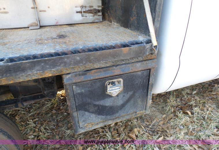 image for item K7609 2003 Ford F250 Super Duty SuperCab flatbed pickup truck