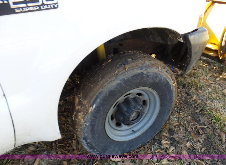 image for item K7609 2003 Ford F250 Super Duty SuperCab flatbed pickup truck