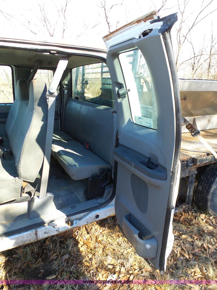 image for item K7609 2003 Ford F250 Super Duty SuperCab flatbed pickup truck