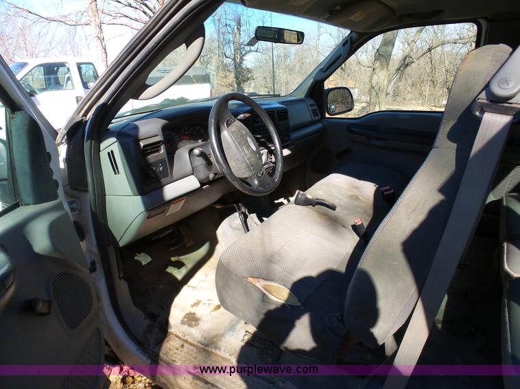 image for item K7609 2003 Ford F250 Super Duty SuperCab flatbed pickup truck