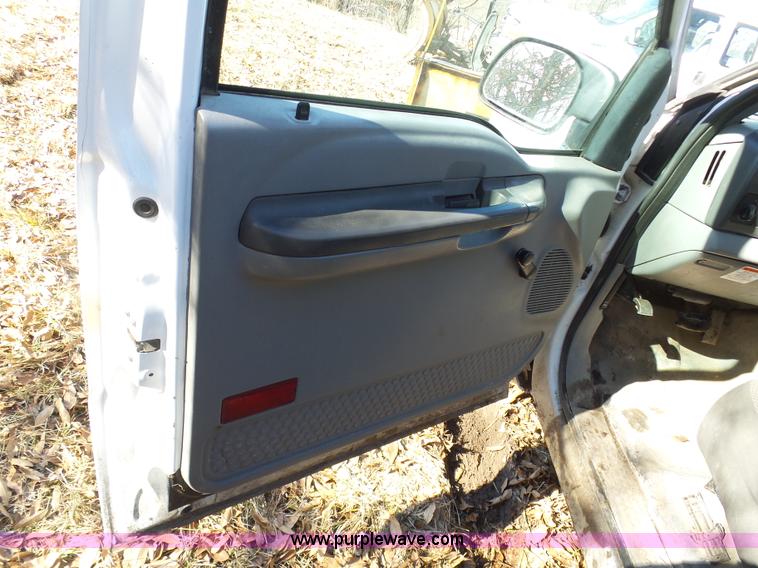 image for item K7609 2003 Ford F250 Super Duty SuperCab flatbed pickup truck