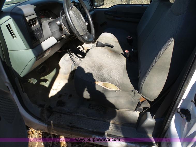 image for item K7609 2003 Ford F250 Super Duty SuperCab flatbed pickup truck