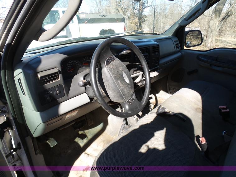 image for item K7609 2003 Ford F250 Super Duty SuperCab flatbed pickup truck