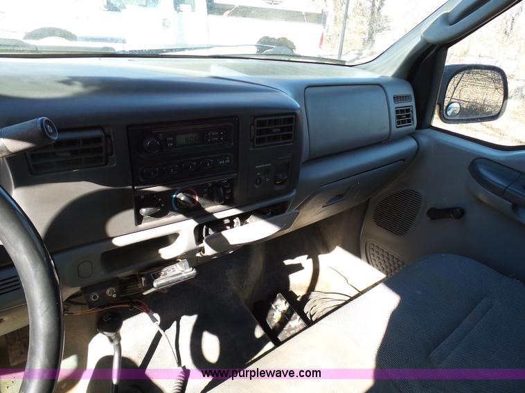 image for item K7609 2003 Ford F250 Super Duty SuperCab flatbed pickup truck