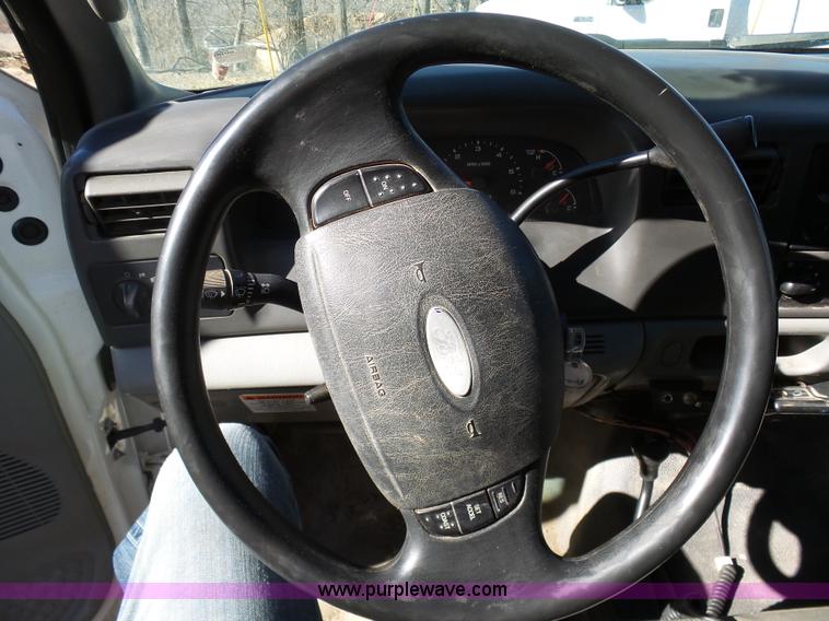 image for item K7609 2003 Ford F250 Super Duty SuperCab flatbed pickup truck