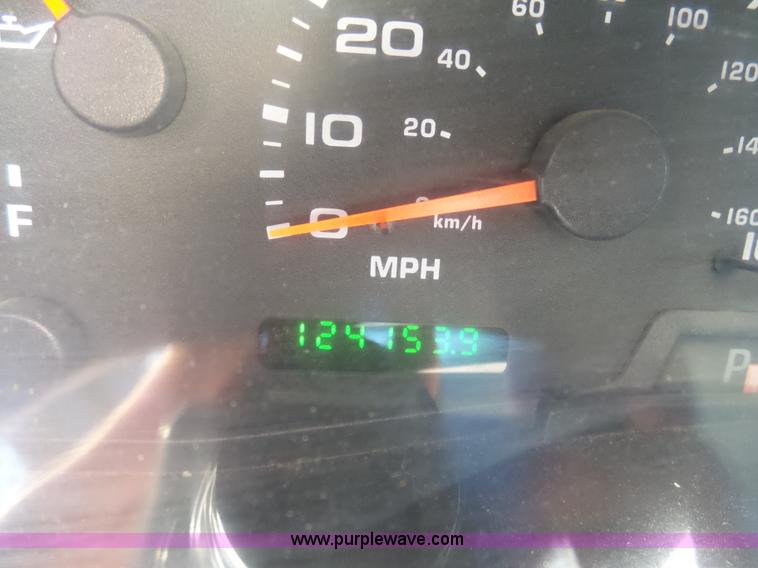 image for item K7609 2003 Ford F250 Super Duty SuperCab flatbed pickup truck