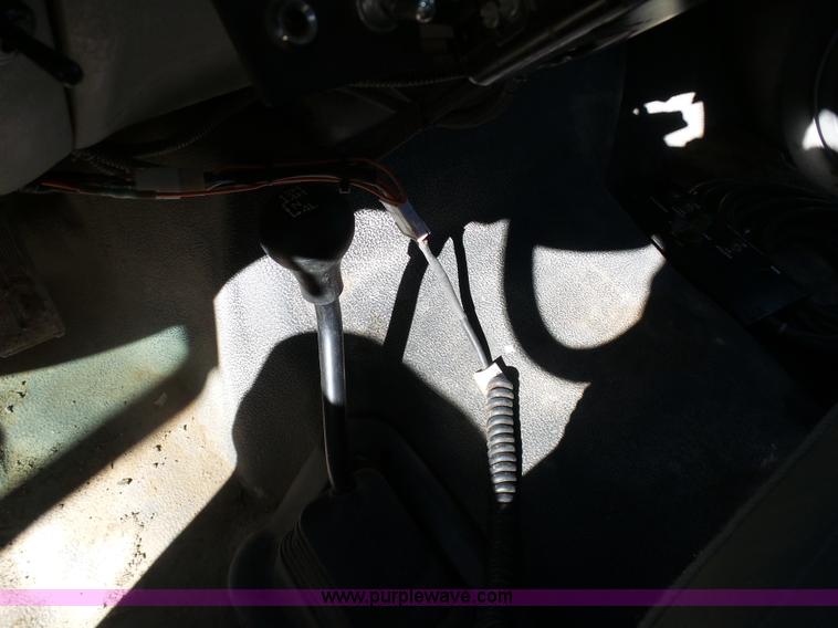 image for item K7609 2003 Ford F250 Super Duty SuperCab flatbed pickup truck