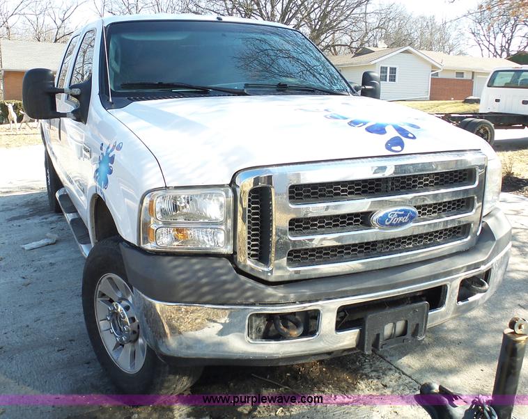 image for item K7674 2005 Ford F250 Super Duty Crew Cab pickup truck