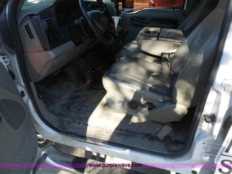 image for item K7674 2005 Ford F250 Super Duty Crew Cab pickup truck