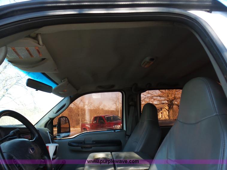 image for item K7674 2005 Ford F250 Super Duty Crew Cab pickup truck