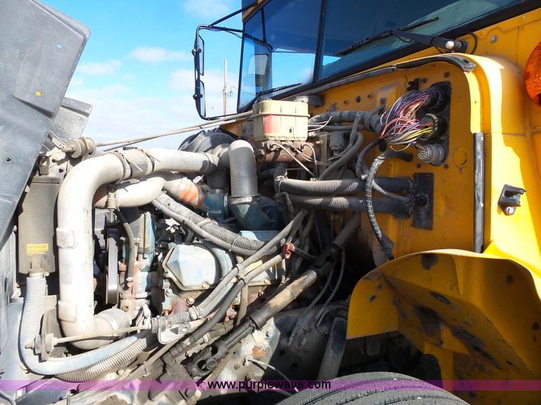 image for item L3644 2001 International Conventional IC school bus