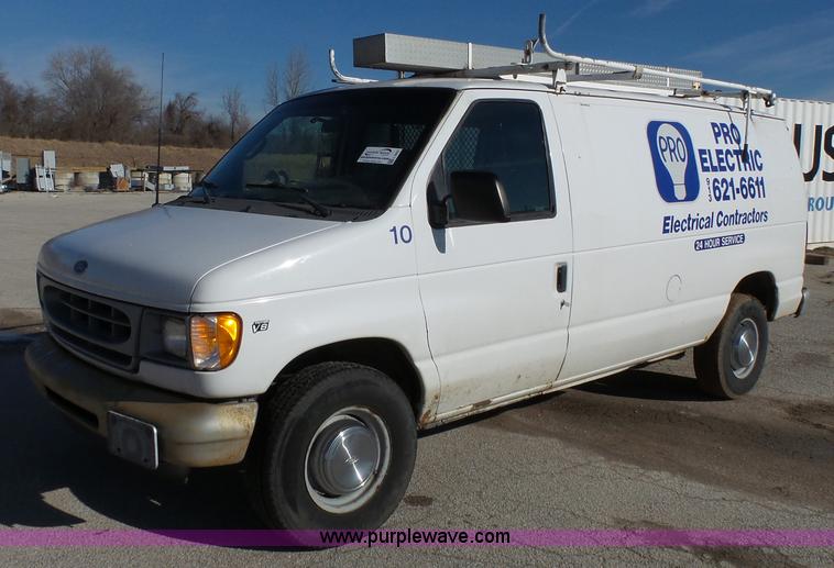 image for item L3657 2002 Ford Econoline E350 Super Duty van