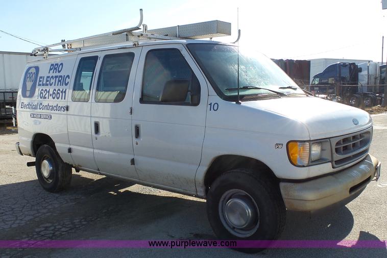 image for item L3657 2002 Ford Econoline E350 Super Duty van