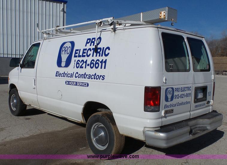 image for item L3657 2002 Ford Econoline E350 Super Duty van