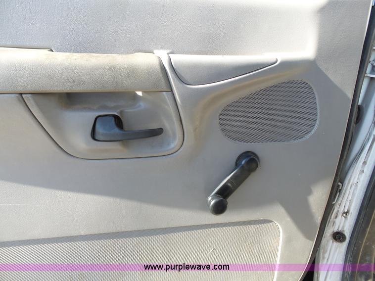image for item L3657 2002 Ford Econoline E350 Super Duty van