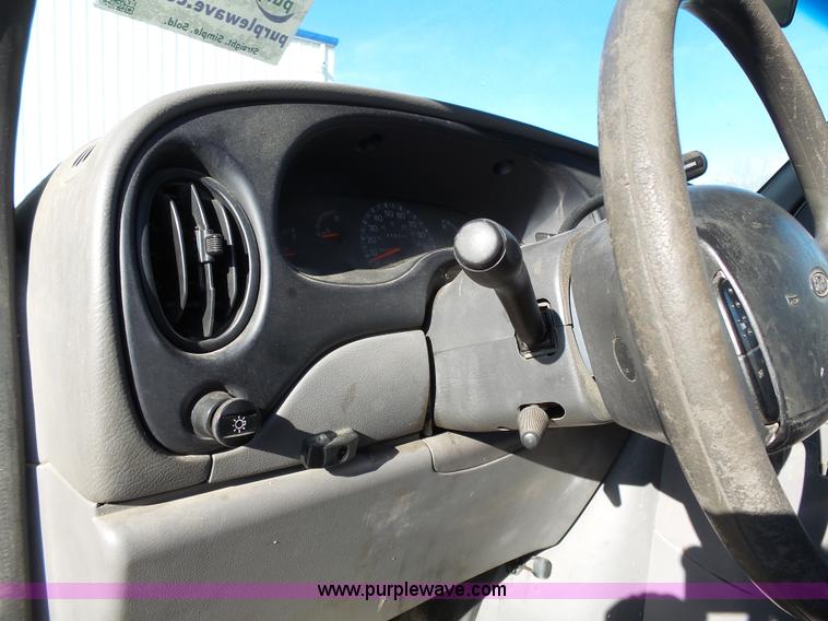 image for item L3657 2002 Ford Econoline E350 Super Duty van