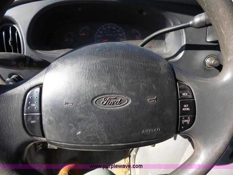 image for item L3657 2002 Ford Econoline E350 Super Duty van